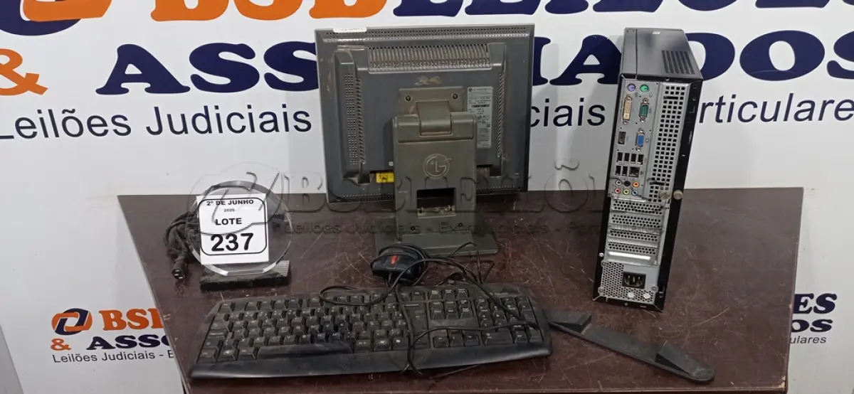 LOTE 237 - 01 CPU INFORWAY 4GB HD 500, 01 MOUSE, 01 TECLADO, 01BASE DE CPU, 01 CABO DE FORÇA E 01 MONITOR MARCA LG. (NO ESTADO) ATENÇÃO! FAZER A VISITAÇÃO ANTES DE ARREMATAR, NÃO SABEMOS SE FUNCIONA. LEILÃO NÃO TEM GARANTIA E NEM DEVOLUÇÃO, SUJEITO A POSSÍVEIS AVARIAS VISÍVEIS/OCULTAS E/OU AUSÊNCIA DE COMPONENTES.