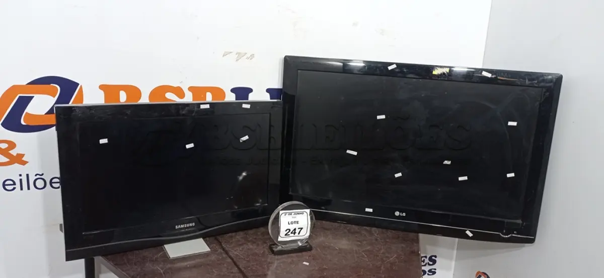 LOTE 247 - 01 TV LCD 37’’ MARCA LG E 01 TV LCD 26’’ MARCA SAMSUNG. (NO ESTADO) ATENÇÃO! FAZER A VISITAÇÃO ANTES DE ARREMATAR, NÃO SABEMOS SE FUNCIONA, LEILÃO NÃO TEM GARANTIA E NEM DEVOLUÇÃO, SUJEITO A POSSÍVEIS AVARIAS VISÍVEIS/OCULTAS E/OU AUSÊNCIA DE COMPONENTES.