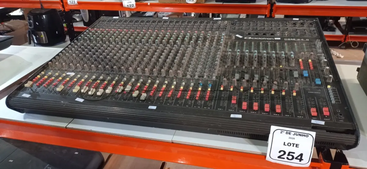 LOTE 254 - 01 MESA DE SOM MODELO CSM 24.8 MARCA CICLOTTRON. (NO ESTADO) ATENÇÃO! FAZER A VISITAÇÃO ANTES DE ARREMATAR, NÃO SABEMOS SE FUNCIONA, LEILÃO NÃO TEM GARANTIA E NEM DEVOLUÇÃO, SUJEITO A POSSÍVEIS AVARIAS VISÍVEIS/OCULTAS E/OU AUSÊNCIA DE COMPONENTES.