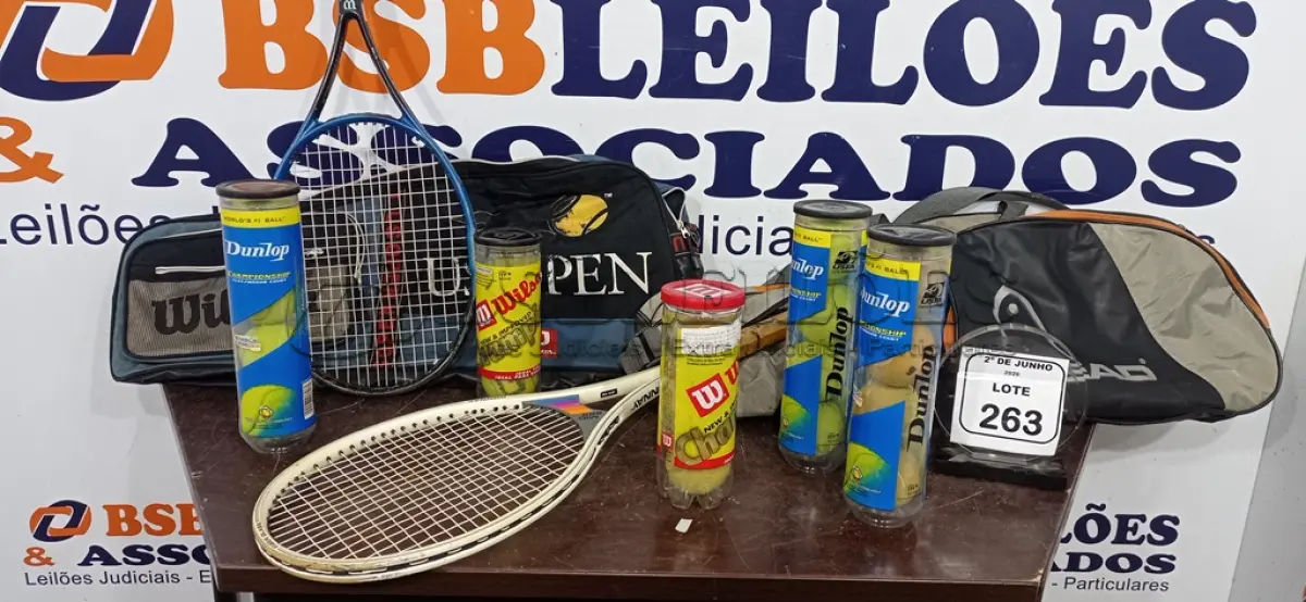 LOTE 263 - 02 RAQUETES DE TÊNIS PROFISSIONAIS. (NO ESTADO) ATENÇÃO! FAZER A VISITAÇÃO ANTES DE ARREMATAR, NÃO SABEMOS SE FUNCIONA, LEILÃO NÃO TEM GARANTIA E NEM DEVOLUÇÃO, SUJEITO A POSSÍVEIS AVARIAS VISÍVEIS/OCULTAS E/OU AUSÊNCIA DE COMPONENTES.