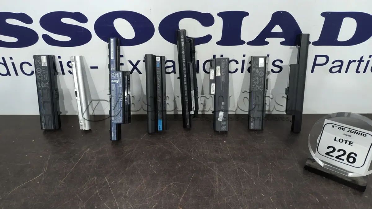 LOTE 226 - 08 BATERIAS DE NOTEBOOK DE MARCAS E MODELOS DIVERSOS. (NO ESTADO) ATENÇÃO! FAZER A VISITAÇÃO ANTES DE ARREMATAR, NÃO SABEMOS SE FUNCIONA, LEILÃO NÃO TEM GARANTIA E NEM DEVOLUÇÃO, SUJEITO A POSSÍVEIS AVARIAS VISÍVEIS/OCULTAS E/OU AUSÊNCIA DE COMPONENTES.