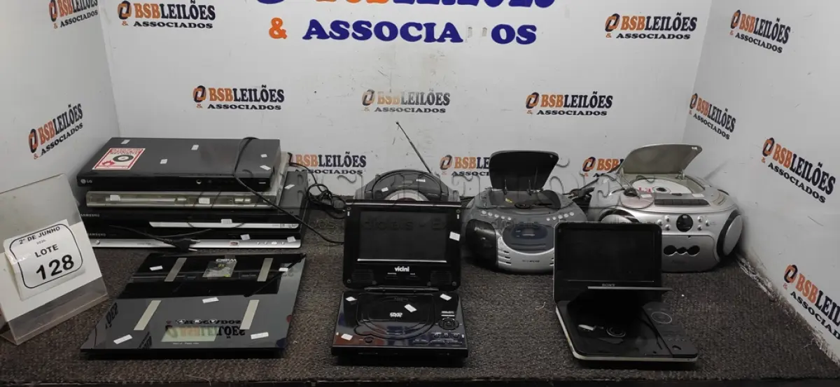 LOTE 128 - 01 BALANÇA CORPORAL, 03 APARELHOS DE SOM PORTÁTIL E 06 APARELHOS DE DVD DE MARCAS E MODELOS DIVERSOS. (NO ESTADO) ATENÇÃO! FAZER A VISITAÇÃO ANTES DE ARREMATAR, NÃO SABEMOS SE FUNCIONA, LEILÃO NÃO TEM GARANTIA E NEM DEVOLUÇÃO, SUJEITO A POSSÍVEIS AVARIAS VISÍVEIS/OCULTAS E/OU AUSÊNCIA DE COMPONENTES.