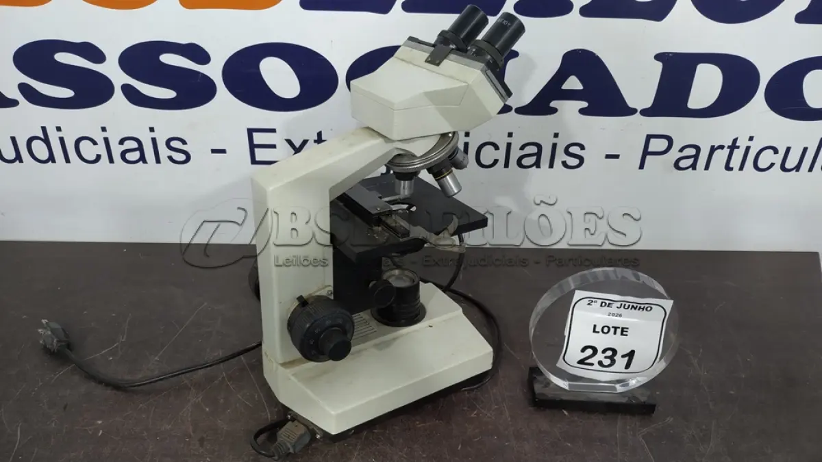 LOTE 231 - 01 MICROSCÓPIO. (NO ESTADO) ATENÇÃO! FAZER A VISITAÇÃO ANTES DE ARREMATAR, NÃO SABEMOS SE FUNCIONA, LEILÃO NÃO TEM GARANTIA E NEM DEVOLUÇÃO, SUJEITO A POSSÍVEIS AVARIAS VISÍVEIS/OCULTAS E/OU AUSÊNCIA DE COMPONENTES.