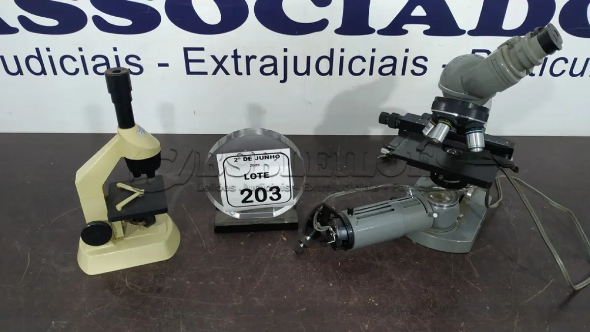 LOTE 203 - 02 MICROSCÓPIOS. (NO ESTADO) ATENÇÃO! FAZER A VISITAÇÃO ANTES DE ARREMATAR, NÃO SABEMOS SE FUNCIONA, LEILÃO NÃO TEM GARANTIA E NEM DEVOLUÇÃO, SUJEITO A POSSÍVEIS AVARIAS VISÍVEIS/OCULTAS E/OU AUSÊNCIA DE COMPONENTES.