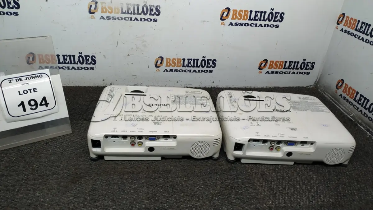 LOTE 194 - 02 PROJETORES MARCA EPSON. (NO ESTADO) ATENÇÃO! FAZER A VISITAÇÃO ANTES DE ARREMATAR, NÃO SABEMOS SE FUNCIONA, LEILÃO NÃO TEM GARANTIA E NEM DEVOLUÇÃO, SUJEITO A POSSÍVEIS AVARIAS VISÍVEIS/OCULTAS E/OU AUSÊNCIA DE COMPONENTES.