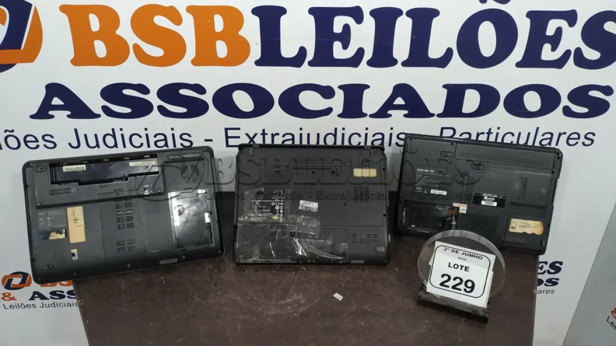 LOTE 229 - 03 NOTEBOOKS DE MARCAS E MODELOS DIVERSOS PARA RETIRADA DE PEÇAS. (NO ESTADO) ATENÇÃO! FAZER A VISITAÇÃO ANTES DE ARREMATAR, NÃO SABEMOS SE FUNCIONA, LEILÃO NÃO TEM GARANTIA E NEM DEVOLUÇÃO, SUJEITO A POSSÍVEIS AVARIAS VISÍVEIS/OCULTAS E/OU AUSÊNCIA DE COMPONENTES.