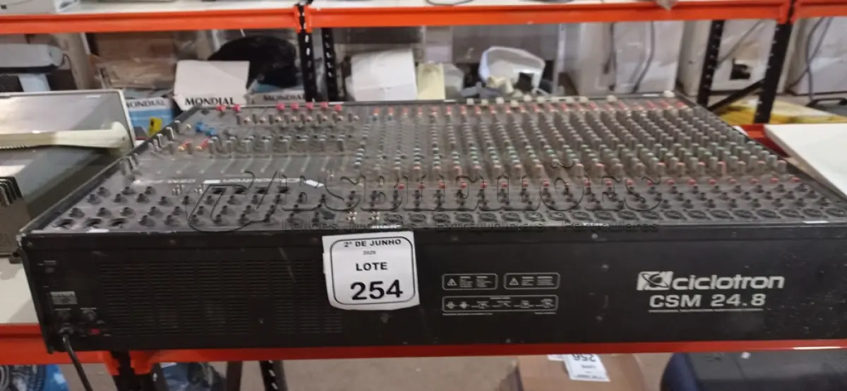 LOTE 254 - 01 MESA DE SOM MODELO CSM 24.8 MARCA CICLOTTRON. (NO ESTADO) ATENÇÃO! FAZER A VISITAÇÃO ANTES DE ARREMATAR, NÃO SABEMOS SE FUNCIONA, LEILÃO NÃO TEM GARANTIA E NEM DEVOLUÇÃO, SUJEITO A POSSÍVEIS AVARIAS VISÍVEIS/OCULTAS E/OU AUSÊNCIA DE COMPONENTES.