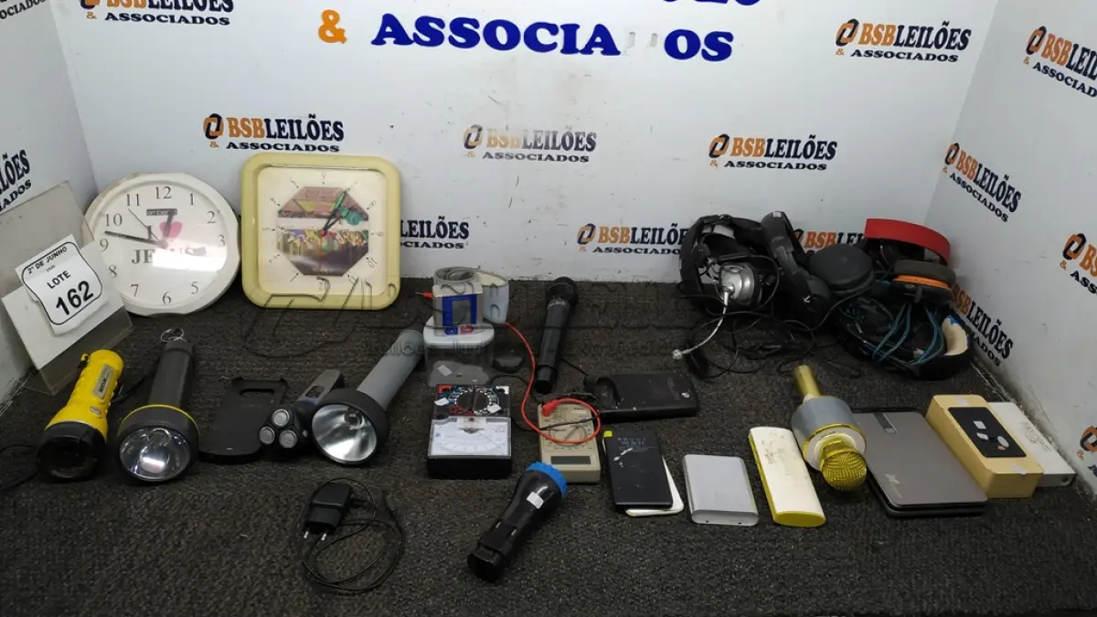 LOTE 162 - 06 CARREGADORES PORTÁTEIS, 06 HEADPHONES, 02 MULTÍMETROS, 01 BALANÇA DE PRECISÃO, 02 RELÓGIOS DE PAREDE, 01 BARBEADOR ELÉTRICO, 01 MEDIDO DE PRESSÃO, 04 LANTERNAS, 01 CAIXA DE SOM E 01 MICROFONE. (NO ESTADO) ATENÇÃO! FAZER A VISITAÇÃO ANTES DE ARREMATAR, NÃO SABEMOS SE FUNCIONA, LEILÃO NÃO TEM GARANTIA E NEM DEVOLUÇÃO, SUJEITO A POSSÍVEIS AVARIAS VISÍVEIS/OCULTAS E/OU AUSÊNCIA DE COMPONENTES.