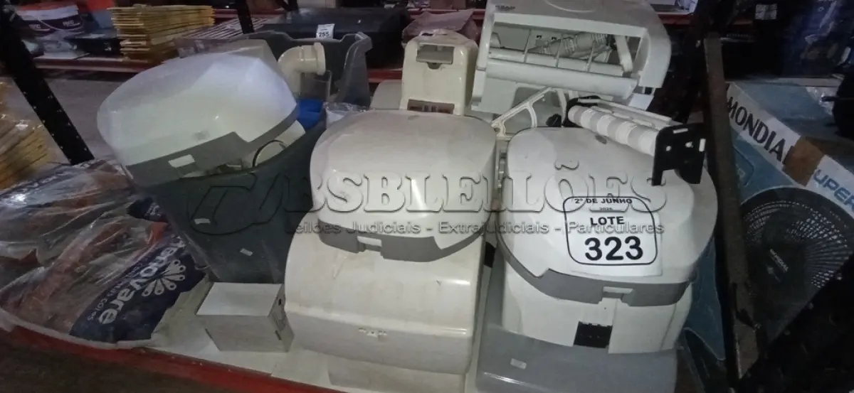 LOTE 323 - 01 LOTE COM VÁRIOS DISPENSES DE PAPEL E 01 CAIXA COM GRANDE QUANTIDADE DE INTERRUPTORES, MATERIAIS ELÉTRICOS E HIDRÁULICOS DIVERSOS. (NO ESTADO) ATENÇÃO! FAZER A VISITAÇÃO ANTES DE ARREMATAR, NÃO SABEMOS SE FUNCIONA, LEILÃO NÃO TEM GARANTIA E NEM DEVOLUÇÃO, SUJEITO A POSSÍVEIS AVARIAS VISÍVEIS/OCULTAS E/OU AUSÊNCIA DE COMPONENTES.