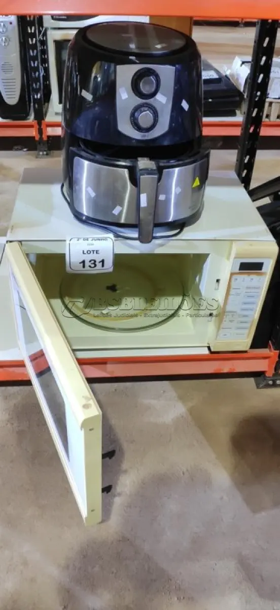 LOTE 131 - 01 AIR FRYER 220V MARCA PHILCO E 01 MICRO-ONDAS 220V MARCA PANASONIC. (NO ESTADO) ATENÇÃO! FAZER A VISITAÇÃO ANTES DE ARREMATAR, NÃO SABEMOS SE FUNCIONA, LEILÃO NÃO TEM GARANTIA E NEM DEVOLUÇÃO, SUJEITO A POSSÍVEIS AVARIAS VISÍVEIS/OCULTAS E/OU AUSÊNCIA DE COMPONENTES.