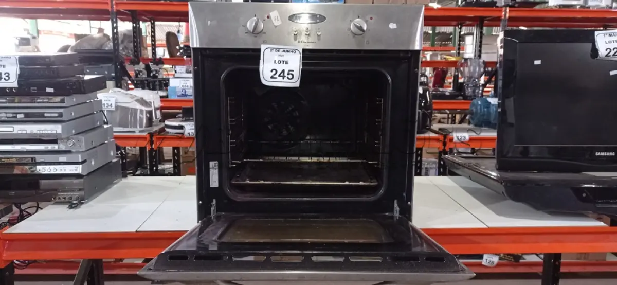 LOTE 245 - 01 FORNO DE EMBUTIR MARCA ELECTROLUX. (NO ESTADO) ATENÇÃO! FAZER A VISITAÇÃO ANTES DE ARREMATAR, NÃO SABEMOS SE FUNCIONA, LEILÃO NÃO TEM GARANTIA E NEM DEVOLUÇÃO, SUJEITO A POSSÍVEIS AVARIAS VISÍVEIS/OCULTAS E/OU AUSÊNCIA DE COMPONENTES.