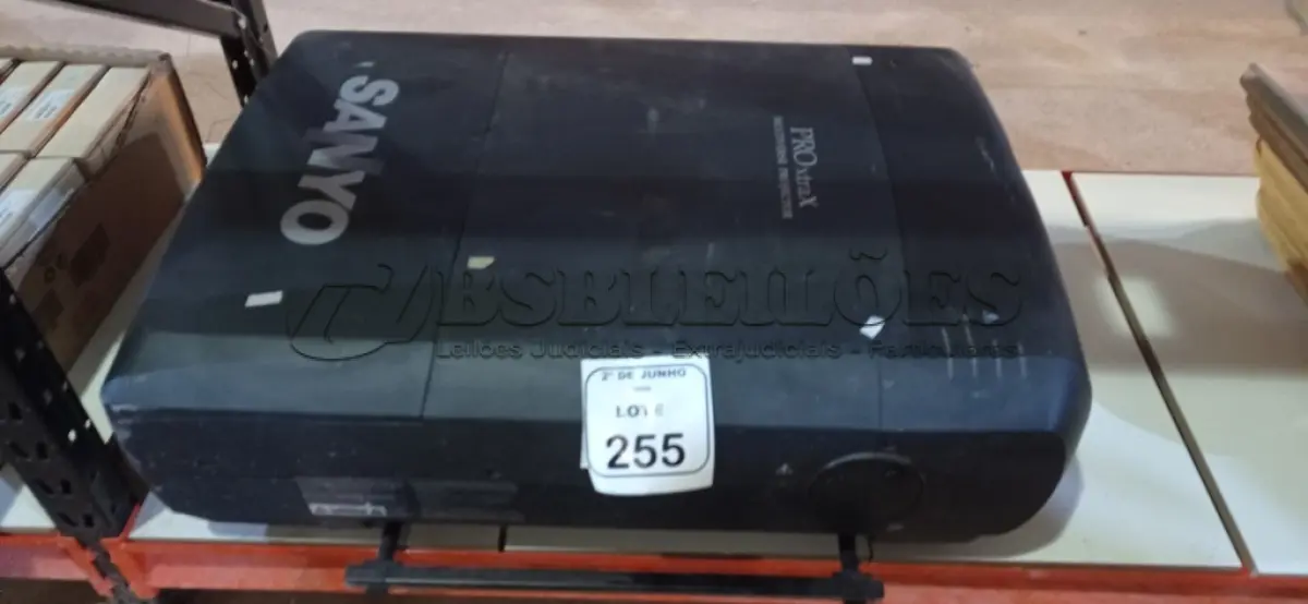 LOTE 255 - 01 PROJETOR MODELO PROXTRAX MULTIVERSE MARCA SANYO. (NO ESTADO) ATENÇÃO! FAZER A VISITAÇÃO ANTES DE ARREMATAR, NÃO SABEMOS SE FUNCIONA, LEILÃO NÃO TEM GARANTIA E NEM DEVOLUÇÃO, SUJEITO A POSSÍVEIS AVARIAS VISÍVEIS/OCULTAS E/OU AUSÊNCIA DE COMPONENTES.