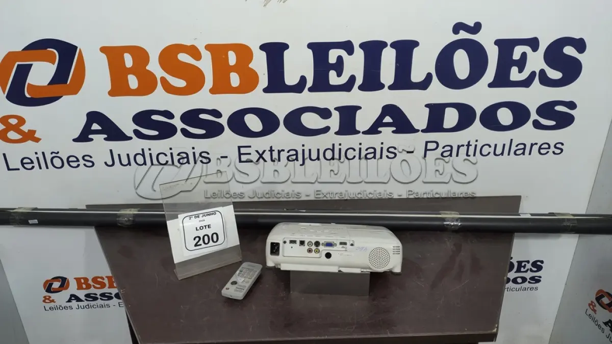 LOTE 200 - 01 PROJETOR COM CONTROLE MARCA EPSON E 01 TELA DE PROJEÇÃO. (NO ESTADO) ATENÇÃO! FAZER A VISITAÇÃO ANTES DE ARREMATAR, NÃO SABEMOS SE FUNCIONA, LEILÃO NÃO TEM GARANTIA E NEM DEVOLUÇÃO, SUJEITO A POSSÍVEIS AVARIAS VISÍVEIS/OCULTAS E/OU AUSÊNCIA DE COMPONENTES.