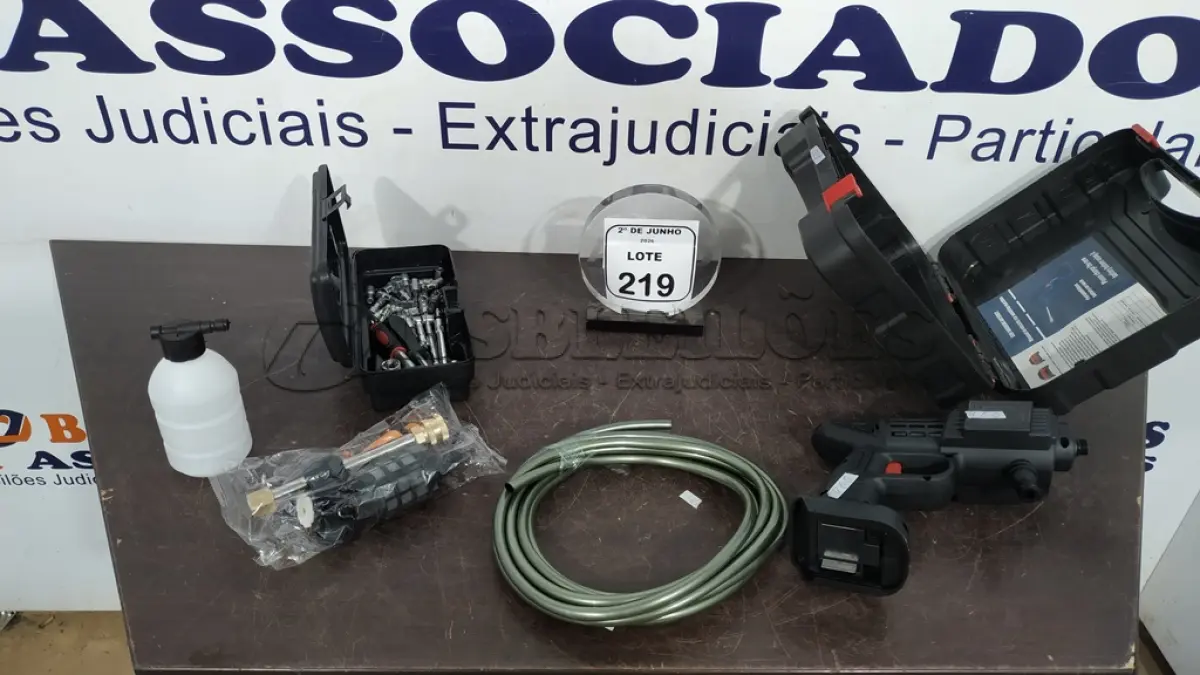LOTE 219 - 01 CHAVE CATRACA COM JOGO DE SOQUETES E 01 MÁQUINA DE ALTA PRESSÃO COM ACESSÓRIOS SEM BATERIA. (NO ESTADO) ATENÇÃO! FAZER A VISITAÇÃO ANTES DE ARREMATAR, NÃO SABEMOS SE FUNCIONA, LEILÃO NÃO TEM GARANTIA E NEM DEVOLUÇÃO, SUJEITO A POSSÍVEIS AVARIAS VISÍVEIS/OCULTAS E/OU AUSÊNCIA DE COMPONENTES.