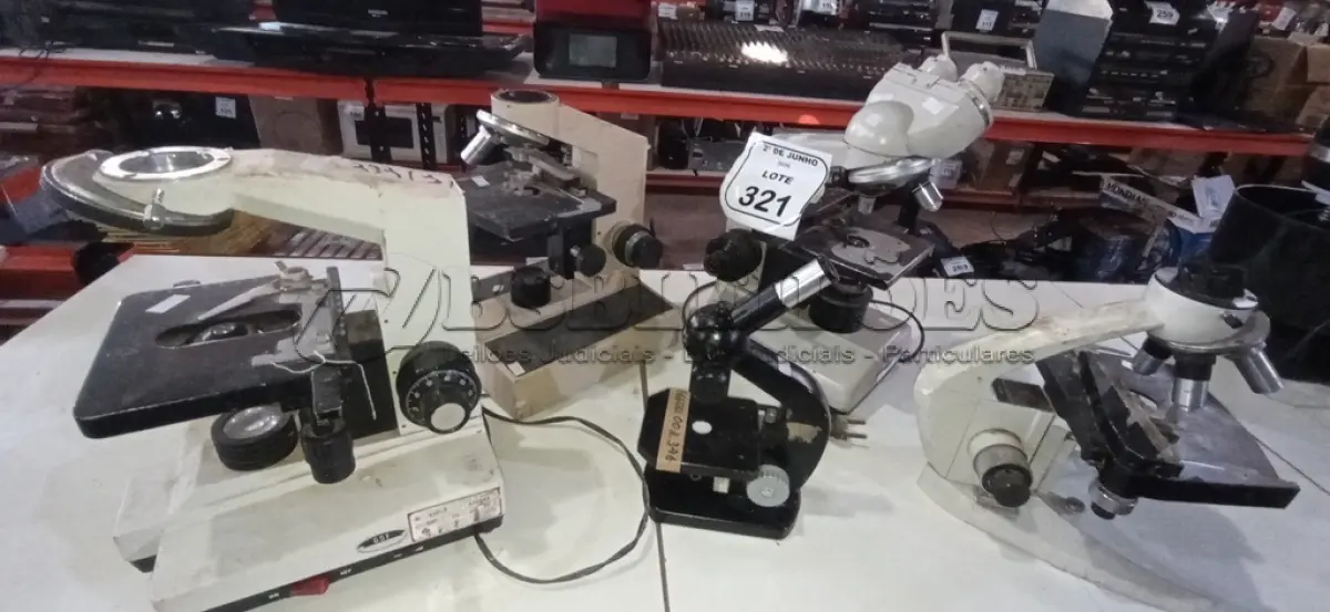 LOTE 321 - 05 MICROSCÓPIOS DE MARCAS E MODELOS DIVERSOS. (NO ESTADO) ATENÇÃO! FAZER A VISITAÇÃO ANTES DE ARREMATAR, NÃO SABEMOS SE FUNCIONA, LEILÃO NÃO TEM GARANTIA E NEM DEVOLUÇÃO, SUJEITO A POSSÍVEIS AVARIAS VISÍVEIS/OCULTAS E/OU AUSÊNCIA DE COMPONENTES.