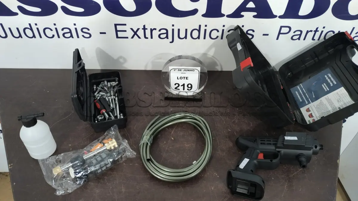 LOTE 219 - 01 CHAVE CATRACA COM JOGO DE SOQUETES E 01 MÁQUINA DE ALTA PRESSÃO COM ACESSÓRIOS SEM BATERIA. (NO ESTADO) ATENÇÃO! FAZER A VISITAÇÃO ANTES DE ARREMATAR, NÃO SABEMOS SE FUNCIONA, LEILÃO NÃO TEM GARANTIA E NEM DEVOLUÇÃO, SUJEITO A POSSÍVEIS AVARIAS VISÍVEIS/OCULTAS E/OU AUSÊNCIA DE COMPONENTES.