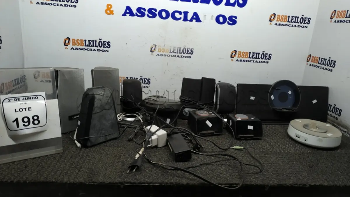 LOTE 198 - 01 LOTE COM VÁRIAS CAIXAS DE SOM E RÁDIOS RELÓGIOS DE MARCAS E MODELOS DIVERSOS. (NO ESTADO) ATENÇÃO! FAZER A VISITAÇÃO ANTES DE ARREMATAR, NÃO SABEMOS SE FUNCIONA, LEILÃO NÃO TEM GARANTIA E NEM DEVOLUÇÃO, SUJEITO A POSSÍVEIS AVARIAS VISÍVEIS/OCULTAS E/OU AUSÊNCIA DE COMPONENTES.