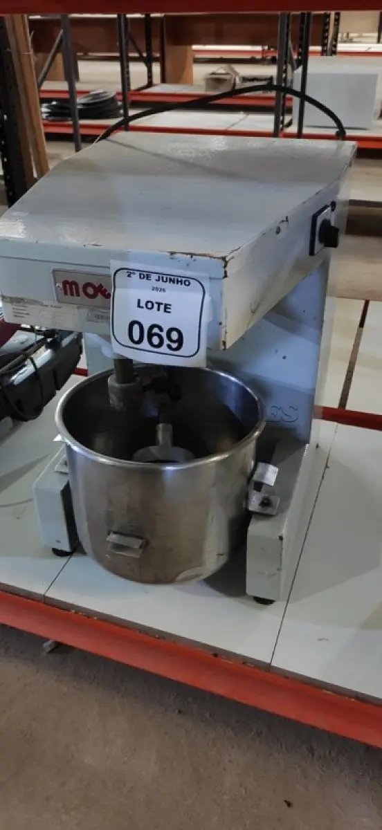 LOTE 069 - 01 BATEDEIRA INDUSTRIAL MARCA MOEMA. (NO ESTADO) ATENÇÃO! FAZER A VISITAÇÃO ANTES DE ARREMATAR, NÃO SABEMOS SE FUNCIONA, LEILÃO NÃO TEM GARANTIA E NEM DEVOLUÇÃO, SUJEITO A POSSÍVEIS AVARIAS VISÍVEIS/OCULTAS E/OU AUSÊNCIA DE COMPONENTES.