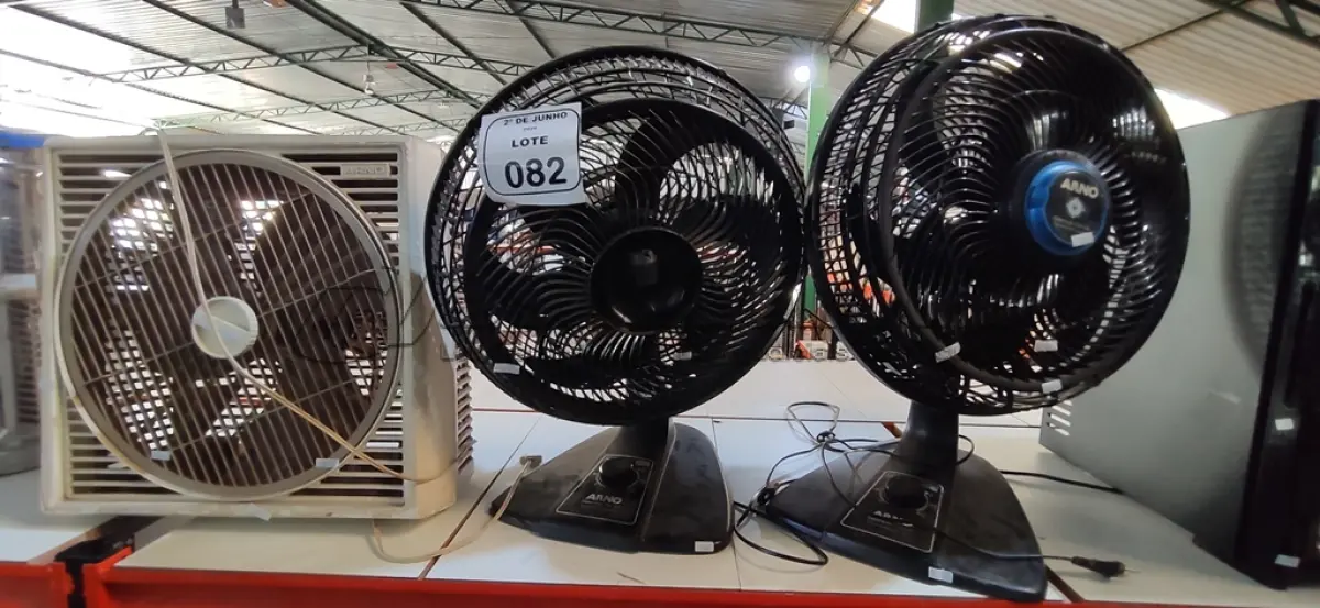 LOTE 082 - 03 VENTILADORES DE MARCAS E MODELOS DIVERSOS. (NO ESTADO) ATENÇÃO! FAZER A VISITAÇÃO ANTES DE ARREMATAR, NÃO SABEMOS SE FUNCIONA, LEILÃO NÃO TEM GARANTIA E NEM DEVOLUÇÃO, SUJEITO A POSSÍVEIS AVARIAS VISÍVEIS/OCULTAS E/OU AUSÊNCIA DE COMPONENTES.