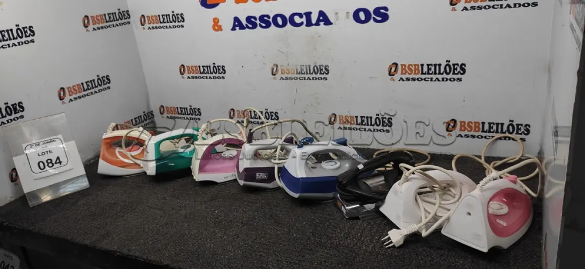 LOTE 084 - 08 FERROS DE PASSAR DE MARCAS E MODELOS DIVERSOS. (NO ESTADO) ATENÇÃO! FAZER A VISITAÇÃO ANTES DE ARREMATAR, NÃO SABEMOS SE FUNCIONA, LEILÃO NÃO TEM GARANTIA E NEM DEVOLUÇÃO, SUJEITO A POSSÍVEIS AVARIAS VISÍVEIS/OCULTAS E/OU AUSÊNCIA DE COMPONENTES.