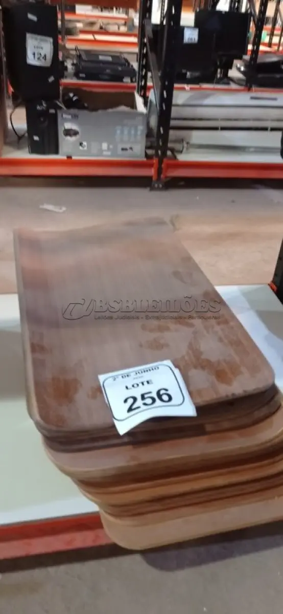 LOTE 256 - 20 PLACAS DE MADEIRA. (NO ESTADO) ATENÇÃO! FAZER A VISITAÇÃO ANTES DE ARREMATAR, NÃO SABEMOS SE FUNCIONA, LEILÃO NÃO TEM GARANTIA E NEM DEVOLUÇÃO, SUJEITO A POSSÍVEIS AVARIAS VISÍVEIS/OCULTAS E/OU AUSÊNCIA DE COMPONENTES.