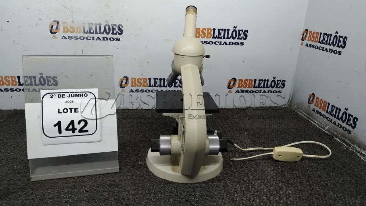 LOTE 142 - 01 MICROSCÓPIO. (NO ESTADO) ATENÇÃO! FAZER A VISITAÇÃO ANTES DE ARREMATAR, NÃO SABEMOS SE FUNCIONA, LEILÃO NÃO TEM GARANTIA E NEM DEVOLUÇÃO, SUJEITO A POSSÍVEIS AVARIAS VISÍVEIS/OCULTAS E/OU AUSÊNCIA DE COMPONENTES.