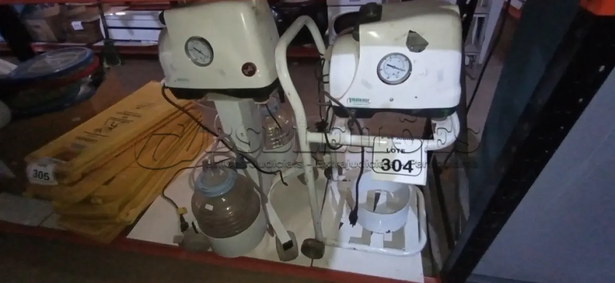 LOTE 304 - 02 ASPIRADORES CIRÚRGICOS. (NO ESTADO) ATENÇÃO! FAZER A VISITAÇÃO ANTES DE ARREMATAR, NÃO SABEMOS SE FUNCIONA, LEILÃO NÃO TEM GARANTIA E NEM DEVOLUÇÃO, SUJEITO A POSSÍVEIS AVARIAS VISÍVEIS/OCULTAS E/OU AUSÊNCIA DE COMPONENTES.