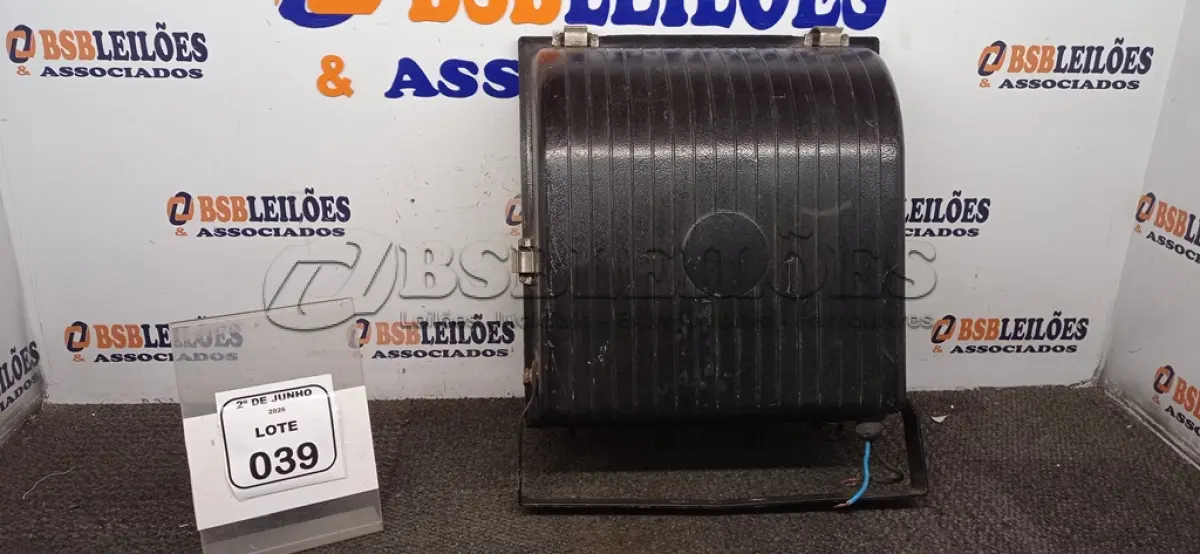 LOTE 039 - 01 REFLETOR 400W MARCA EXPOLUMEN. (NO ESTADO) ATENÇÃO! FAZER A VISITAÇÃO ANTES DE ARREMATAR, NÃO SABEMOS SE FUNCIONA, LEILÃO NÃO TEM GARANTIA E NEM DEVOLUÇÃO, SUJEITO A POSSÍVEIS AVARIAS VISÍVEIS/OCULTAS E/OU AUSÊNCIA DE COMPONENTES.