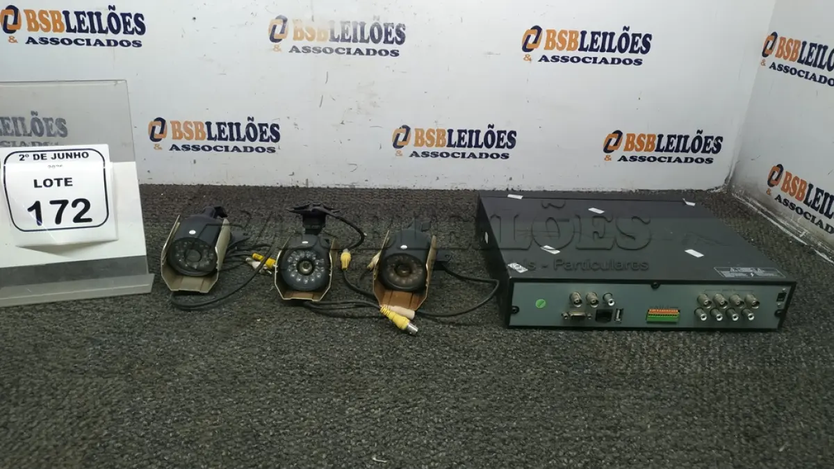 LOTE 172 - 01 APARELHO DVR E 03 CÂMERAS DE SEGURANÇA. (NO ESTADO) ATENÇÃO! FAZER A VISITAÇÃO ANTES DE ARREMATAR, NÃO SABEMOS SE FUNCIONA, LEILÃO NÃO TEM GARANTIA E NEM DEVOLUÇÃO, SUJEITO A POSSÍVEIS AVARIAS VISÍVEIS/OCULTAS E/OU AUSÊNCIA DE COMPONENTES.