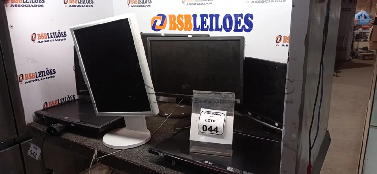 LOTE 044 - 07 MONITORES DE MARCAS E MODELOS DIVERSOS. (NO ESTADO) ATENÇÃO! FAZER A VISITAÇÃO ANTES DE ARREMATAR, NÃO SABEMOS SE FUNCIONA, LEILÃO NÃO TEM GARANTIA E NEM DEVOLUÇÃO, SUJEITO A POSSÍVEIS AVARIAS VISÍVEIS/OCULTAS E/OU AUSÊNCIA DE COMPONENTES.