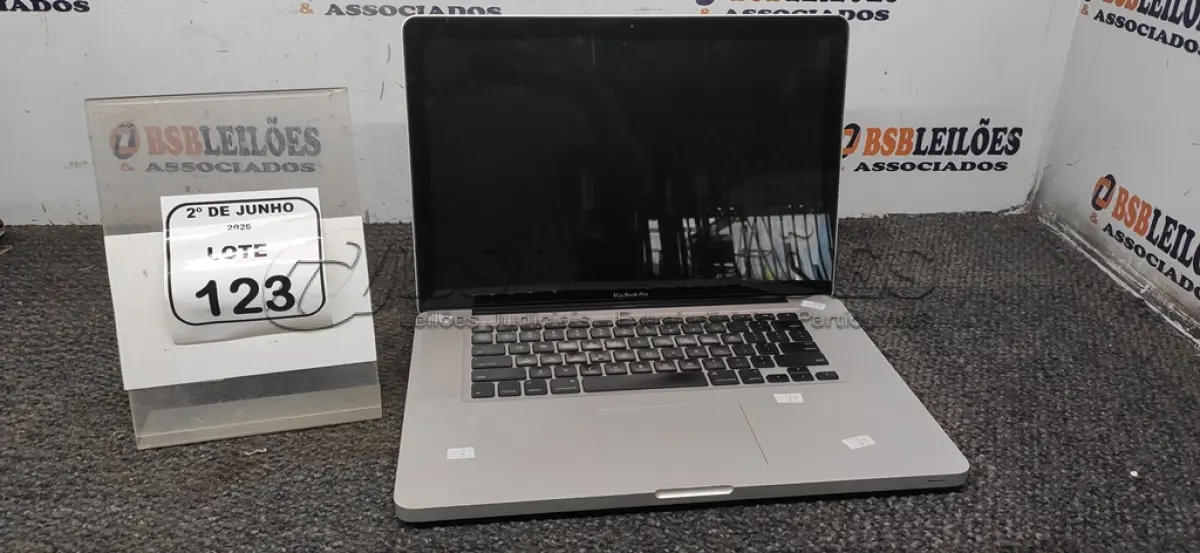 LOTE 123 - 01 MACBOOK APPLE SEM FONTE. (NO ESTADO) ATENÇÃO! FAZER A VISITAÇÃO ANTES DE ARREMATAR, NÃO SABEMOS SE FUNCIONA, LEILÃO NÃO TEM GARANTIA E NEM DEVOLUÇÃO, SUJEITO A POSSÍVEIS AVARIAS VISÍVEIS/OCULTAS E/OU AUSÊNCIA DE COMPONENTES.