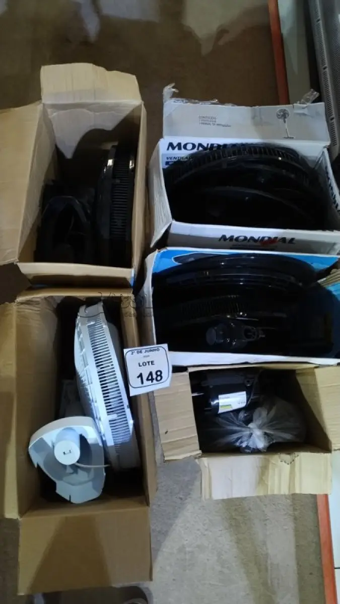 LOTE 148 - 05 VENTILADORES 220V MARCA MONDIAL DESMONTADOS INCOMPLETOS. (NO ESTADO) ATENÇÃO! FAZER A VISITAÇÃO ANTES DE ARREMATAR, NÃO SABEMOS SE FUNCIONA, LEILÃO NÃO TEM GARANTIA E NEM DEVOLUÇÃO, SUJEITO A POSSÍVEIS AVARIAS VISÍVEIS/OCULTAS E/OU AUSÊNCIA DE COMPONENTES.