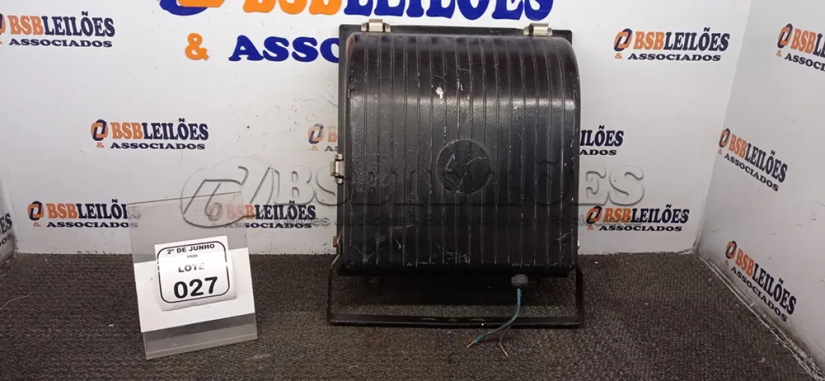 LOTE 027 - 01 REFLETOR 400W MARCA EXPOLUMEN. (NO ESTADO) ATENÇÃO! FAZER A VISITAÇÃO ANTES DE ARREMATAR, NÃO SABEMOS SE FUNCIONA, LEILÃO NÃO TEM GARANTIA E NEM DEVOLUÇÃO, SUJEITO A POSSÍVEIS AVARIAS VISÍVEIS/OCULTAS E/OU AUSÊNCIA DE COMPONENTES.