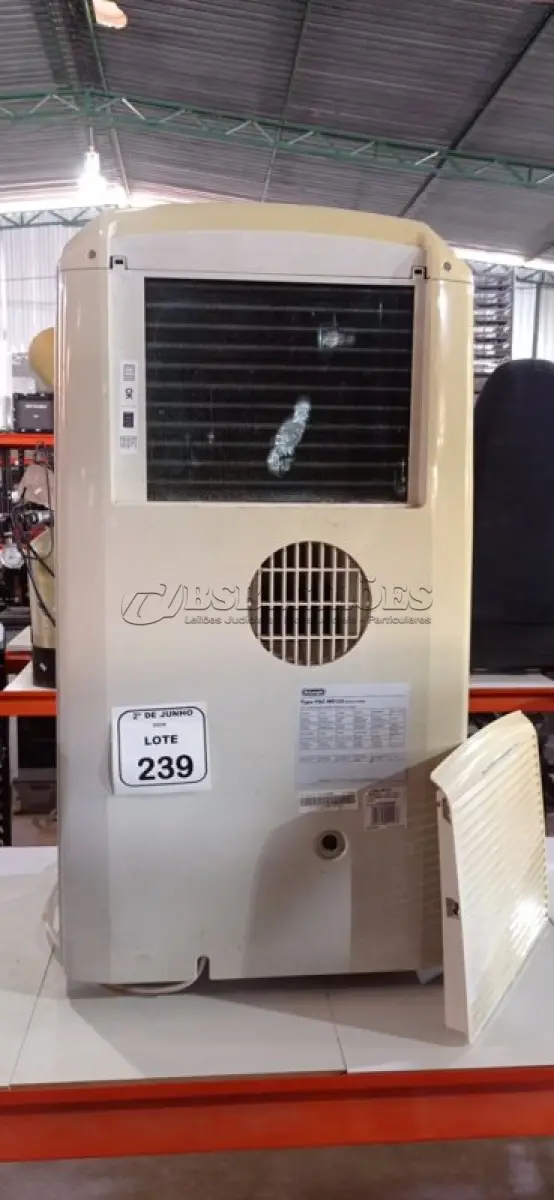 LOTE 239 - 01 AR-CONDICIONADO PORTATIL 12.500BTU/H 220V MARCA PINGUINO. (NO ESTADO) ATENÇÃO! FAZER A VISITAÇÃO ANTES DE ARREMATAR, NÃO SABEMOS SE FUNCIONA, LEILÃO NÃO TEM GARANTIA E NEM DEVOLUÇÃO, SUJEITO A POSSÍVEIS AVARIAS VISÍVEIS/OCULTAS E/OU AUSÊNCIA DE COMPONENTES.
