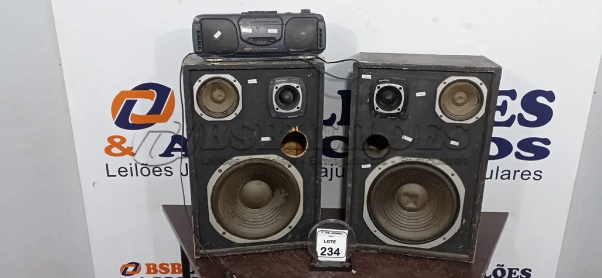 LOTE 234 - 02 CAIXAS DE SOM ALTO FALANTE E 01 APARELHO DE SOM ANTIGO. (NO ESTADO) ATENÇÃO! FAZER A VISITAÇÃO ANTES DE ARREMATAR, NÃO SABEMOS SE FUNCIONA, LEILÃO NÃO TEM GARANTIA E NEM DEVOLUÇÃO, SUJEITO A POSSÍVEIS AVARIAS VISÍVEIS/OCULTAS E/OU AUSÊNCIA DE COMPONENTES.