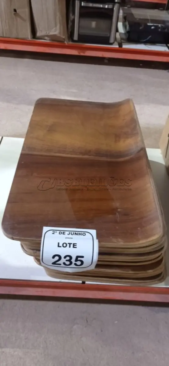 LOTE 235 - 20 PLACAS DE MADEIRA. (NO ESTADO) ATENÇÃO! FAZER A VISITAÇÃO ANTES DE ARREMATAR, NÃO SABEMOS SE FUNCIONA, LEILÃO NÃO TEM GARANTIA E NEM DEVOLUÇÃO, SUJEITO A POSSÍVEIS AVARIAS VISÍVEIS/OCULTAS E/OU AUSÊNCIA DE COMPONENTES.