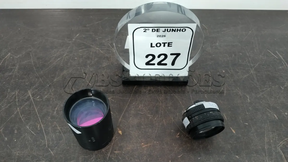 LOTE 227 - 01 LENTE ROSCA PARA CÂMERAS E 01 LENTE DE TELESCÓPIO. (NO ESTADO) ATENÇÃO! FAZER A VISITAÇÃO ANTES DE ARREMATAR, NÃO SABEMOS SE FUNCIONA, LEILÃO NÃO TEM GARANTIA E NEM DEVOLUÇÃO, SUJEITO A POSSÍVEIS AVARIAS VISÍVEIS/OCULTAS E/OU AUSÊNCIA DE COMPONENTES.