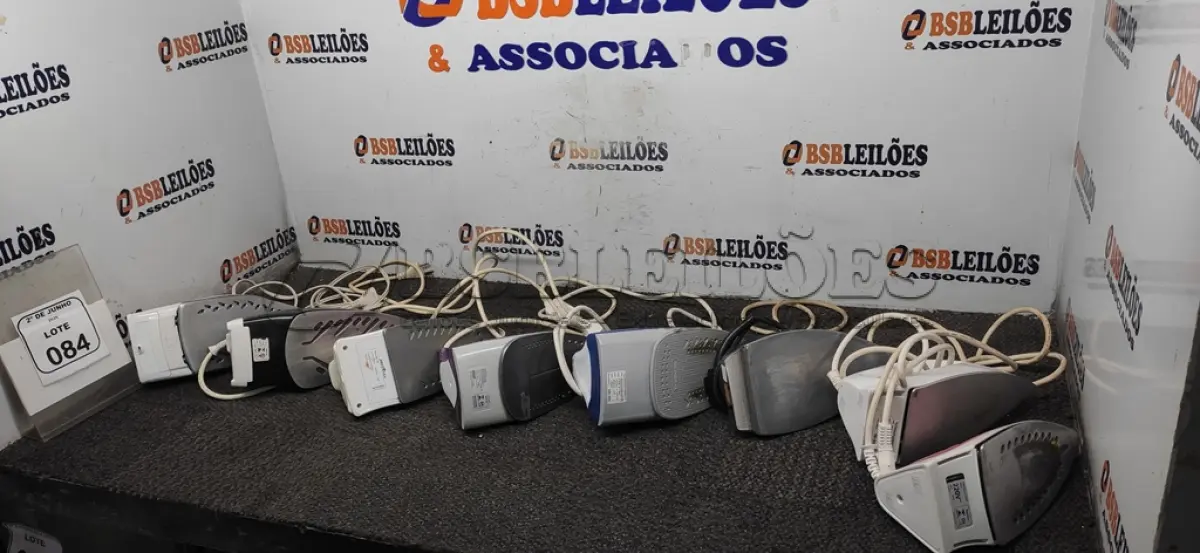 LOTE 084 - 08 FERROS DE PASSAR DE MARCAS E MODELOS DIVERSOS. (NO ESTADO) ATENÇÃO! FAZER A VISITAÇÃO ANTES DE ARREMATAR, NÃO SABEMOS SE FUNCIONA, LEILÃO NÃO TEM GARANTIA E NEM DEVOLUÇÃO, SUJEITO A POSSÍVEIS AVARIAS VISÍVEIS/OCULTAS E/OU AUSÊNCIA DE COMPONENTES.