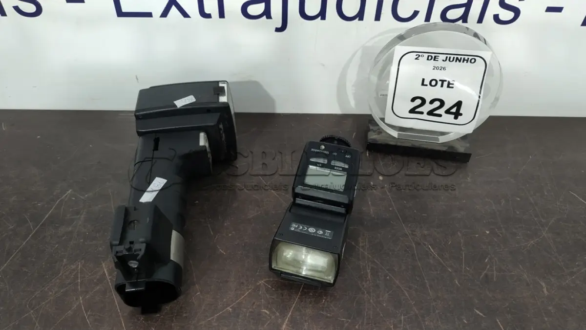 LOTE 224 - 01 FLASH PARA FILMADORA MODELO 45CL-4 DIGITAL MARCA MRTZ E 01 FLASH PARA FILMADORA MODELO EF-42 MARCA FULJFILM. (NO ESTADO) ATENÇÃO! FAZER A VISITAÇÃO ANTES DE ARREMATAR, NÃO SABEMOS SE FUNCIONA, LEILÃO NÃO TEM GARANTIA E NEM DEVOLUÇÃO, SUJEITO A POSSÍVEIS AVARIAS VISÍVEIS/OCULTAS E/OU AUSÊNCIA DE COMPONENTES.