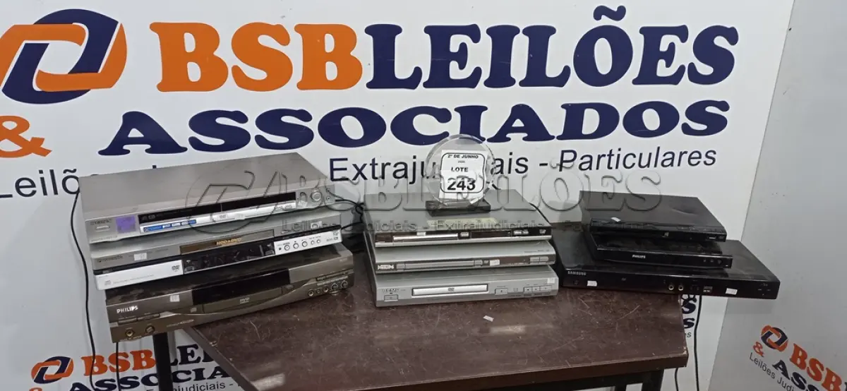 LOTE 243 - 09 APARELHOS DVD DE MARCAS E MODELOS DIVERSOS. (NO ESTADO) ATENÇÃO! FAZER A VISITAÇÃO ANTES DE ARREMATAR, NÃO SABEMOS SE FUNCIONA, LEILÃO NÃO TEM GARANTIA E NEM DEVOLUÇÃO, SUJEITO A POSSÍVEIS AVARIAS VISÍVEIS/OCULTAS E/OU AUSÊNCIA DE COMPONENTES.