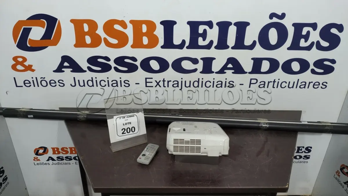 LOTE 200 - 01 PROJETOR COM CONTROLE MARCA EPSON E 01 TELA DE PROJEÇÃO. (NO ESTADO) ATENÇÃO! FAZER A VISITAÇÃO ANTES DE ARREMATAR, NÃO SABEMOS SE FUNCIONA, LEILÃO NÃO TEM GARANTIA E NEM DEVOLUÇÃO, SUJEITO A POSSÍVEIS AVARIAS VISÍVEIS/OCULTAS E/OU AUSÊNCIA DE COMPONENTES.