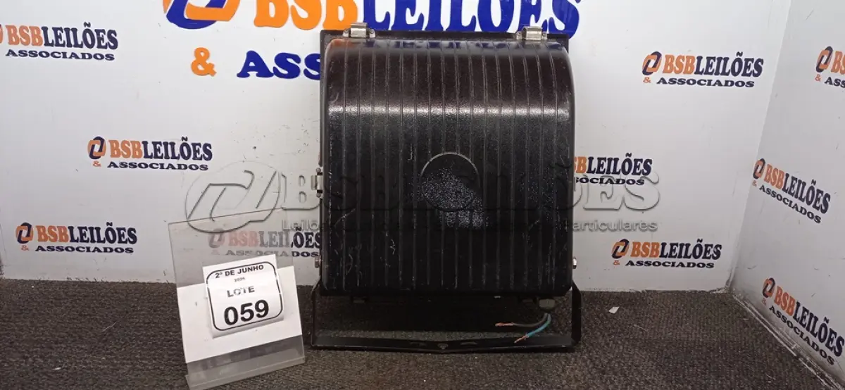 LOTE 059 - 01 REFLETOR 400W MARCA EXPOLUMEN. (NO ESTADO) ATENÇÃO! FAZER A VISITAÇÃO ANTES DE ARREMATAR, NÃO SABEMOS SE FUNCIONA, LEILÃO NÃO TEM GARANTIA E NEM DEVOLUÇÃO, SUJEITO A POSSÍVEIS AVARIAS VISÍVEIS/OCULTAS E/OU AUSÊNCIA DE COMPONENTES.