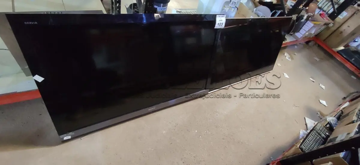 LOTE 103 - 02 TVS DE 55’’ MARCAS SONY E LG PARA RETIRADA DE PEÇAS. (NO ESTADO) ATENÇÃO! FAZER A VISITAÇÃO ANTES DE ARREMATAR, NÃO SABEMOS SE FUNCIONA, LEILÃO NÃO TEM GARANTIA E NEM DEVOLUÇÃO, SUJEITO A POSSÍVEIS AVARIAS VISÍVEIS/OCULTAS E/OU AUSÊNCIA DE COMPONENTES.