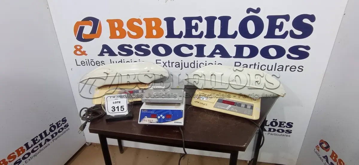 LOTE 315 - 02 BALANÇAS PEDIÁTRICAS E 01 AGITADOR MAGNÉTICO. (NO ESTADO) ATENÇÃO! FAZER A VISITAÇÃO ANTES DE ARREMATAR, NÃO SABEMOS SE FUNCIONA, LEILÃO NÃO TEM GARANTIA E NEM DEVOLUÇÃO, SUJEITO A POSSÍVEIS AVARIAS VISÍVEIS/OCULTAS E/OU AUSÊNCIA DE COMPONENTES.