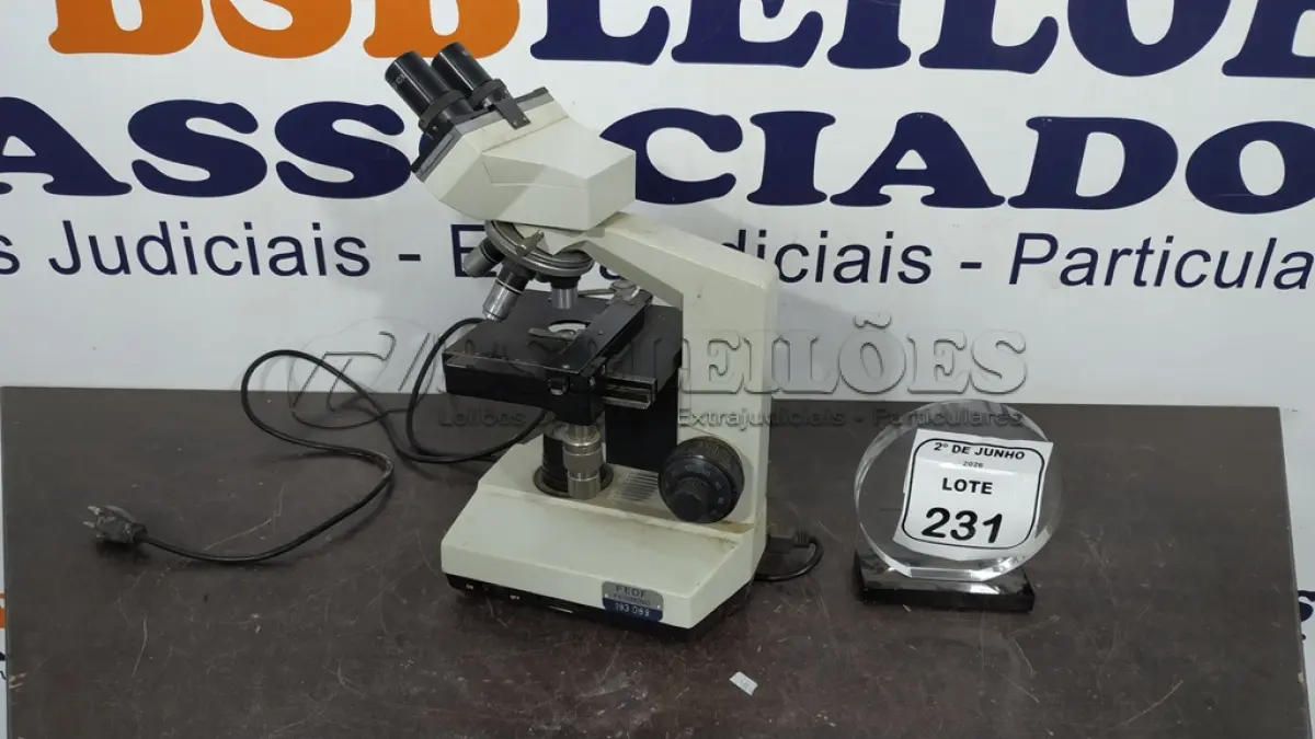 LOTE 231 - 01 MICROSCÓPIO. (NO ESTADO) ATENÇÃO! FAZER A VISITAÇÃO ANTES DE ARREMATAR, NÃO SABEMOS SE FUNCIONA, LEILÃO NÃO TEM GARANTIA E NEM DEVOLUÇÃO, SUJEITO A POSSÍVEIS AVARIAS VISÍVEIS/OCULTAS E/OU AUSÊNCIA DE COMPONENTES.