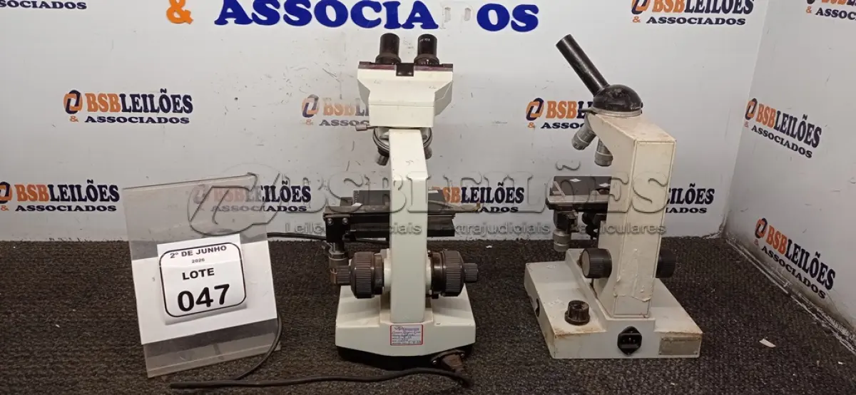 LOTE 047 - 02 MICROSCÓPIOS. (NO ESTADO) ATENÇÃO! FAZER A VISITAÇÃO ANTES DE ARREMATAR, NÃO SABEMOS SE FUNCIONA, LEILÃO NÃO TEM GARANTIA E NEM DEVOLUÇÃO, SUJEITO A POSSÍVEIS AVARIAS VISÍVEIS/OCULTAS E/OU AUSÊNCIA DE COMPONENTES.