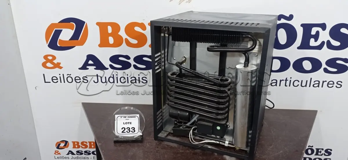 LOTE 233 - 01 FRIGOBAR 220V. (NO ESTADO) ATENÇÃO! FAZER A VISITAÇÃO ANTES DE ARREMATAR, NÃO SABEMOS SE FUNCIONA, LEILÃO NÃO TEM GARANTIA E NEM DEVOLUÇÃO, SUJEITO A POSSÍVEIS AVARIAS VISÍVEIS/OCULTAS E/OU AUSÊNCIA DE COMPONENTES.