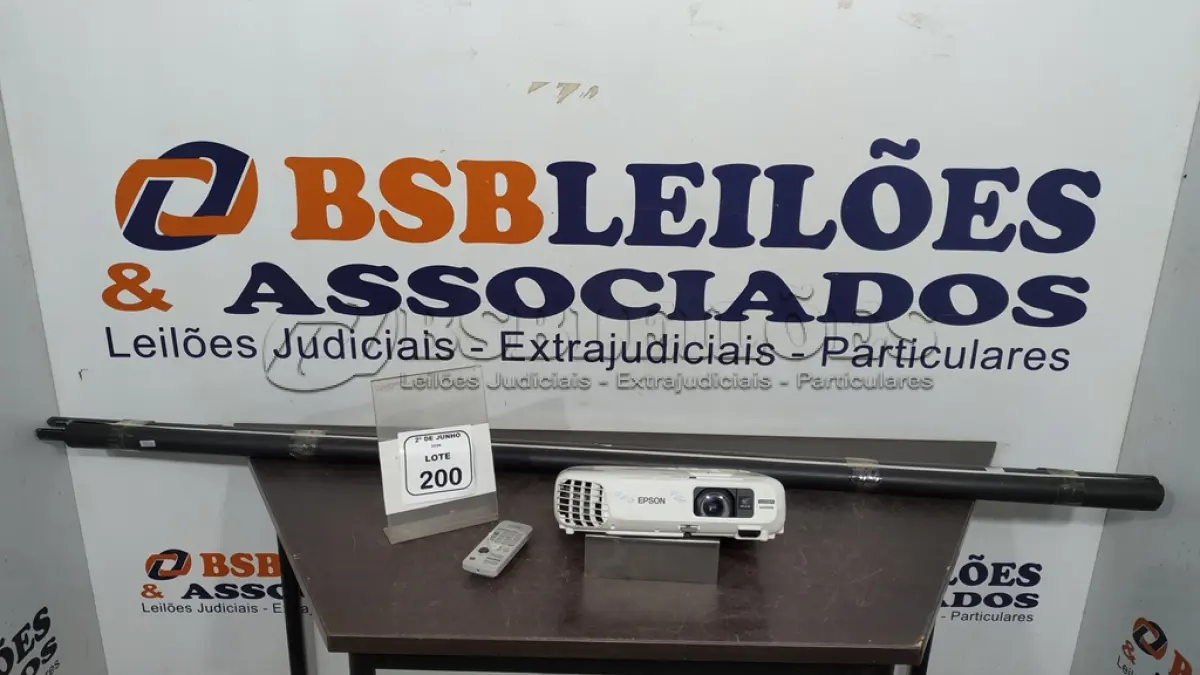 LOTE 200 - 01 PROJETOR COM CONTROLE MARCA EPSON E 01 TELA DE PROJEÇÃO. (NO ESTADO) ATENÇÃO! FAZER A VISITAÇÃO ANTES DE ARREMATAR, NÃO SABEMOS SE FUNCIONA, LEILÃO NÃO TEM GARANTIA E NEM DEVOLUÇÃO, SUJEITO A POSSÍVEIS AVARIAS VISÍVEIS/OCULTAS E/OU AUSÊNCIA DE COMPONENTES.