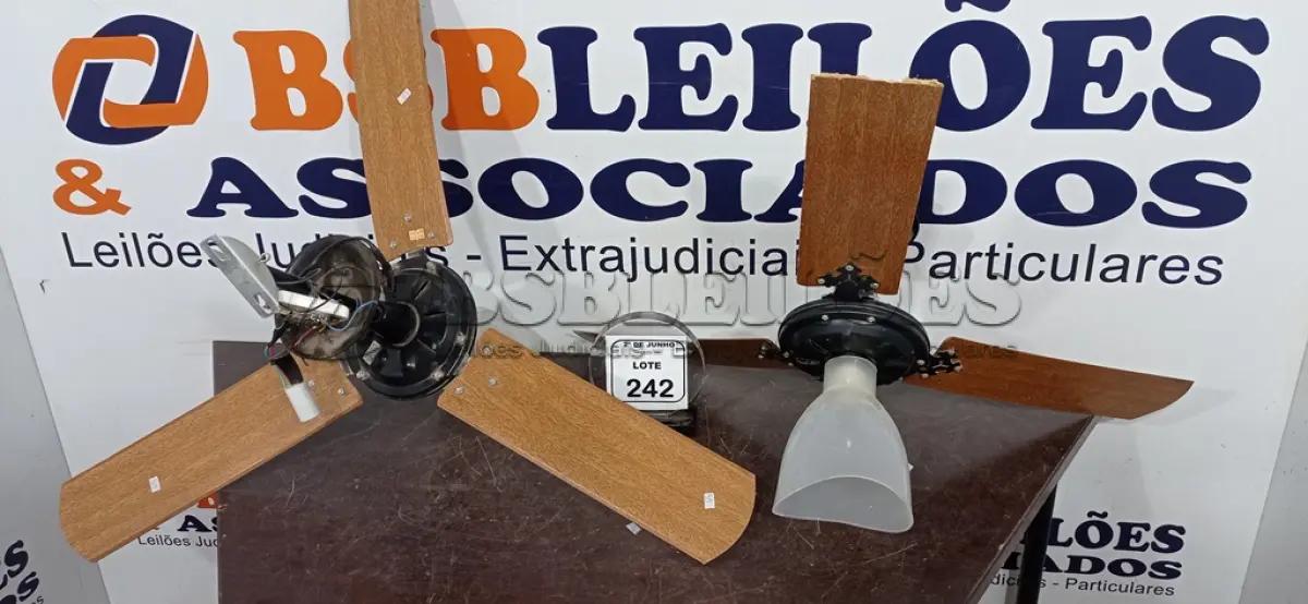 LOTE 242 - 02 VENTILADORES DE TETO COM LUMINÁRIA. (NO ESTADO) ATENÇÃO! FAZER A VISITAÇÃO ANTES DE ARREMATAR, NÃO SABEMOS SE FUNCIONA, LEILÃO NÃO TEM GARANTIA E NEM DEVOLUÇÃO, SUJEITO A POSSÍVEIS AVARIAS VISÍVEIS/OCULTAS E/OU AUSÊNCIA DE COMPONENTES.