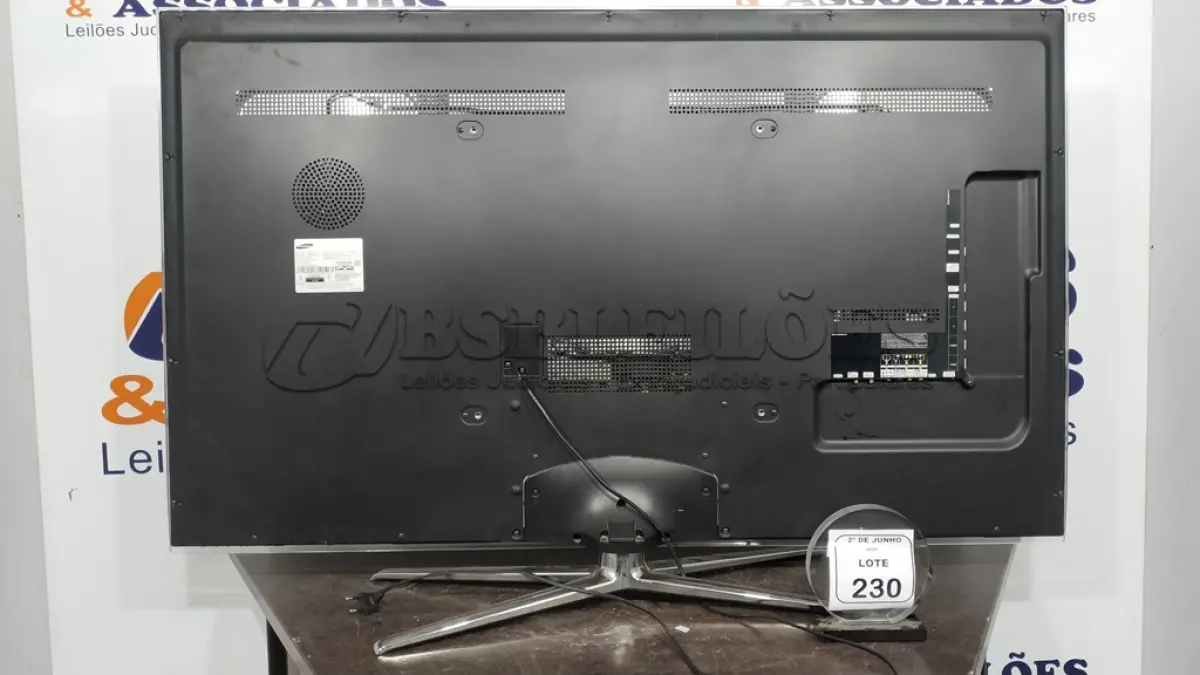 LOTE 230 - 01 TV 55’’ MARCA SAMSUNG. (NO ESTADO) ATENÇÃO! FAZER A VISITAÇÃO ANTES DE ARREMATAR, NÃO SABEMOS SE FUNCIONA, LEILÃO NÃO TEM GARANTIA E NEM DEVOLUÇÃO, SUJEITO A POSSÍVEIS AVARIAS VISÍVEIS/OCULTAS E/OU AUSÊNCIA DE COMPONENTES.